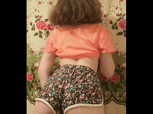 ❤️ סעקסי יונג באַבע סטריפּינג אַוועק איר קורצע הייזלעך אויף אַפּאַראַט ❌ סלוץ ביי אונדז ❌❤